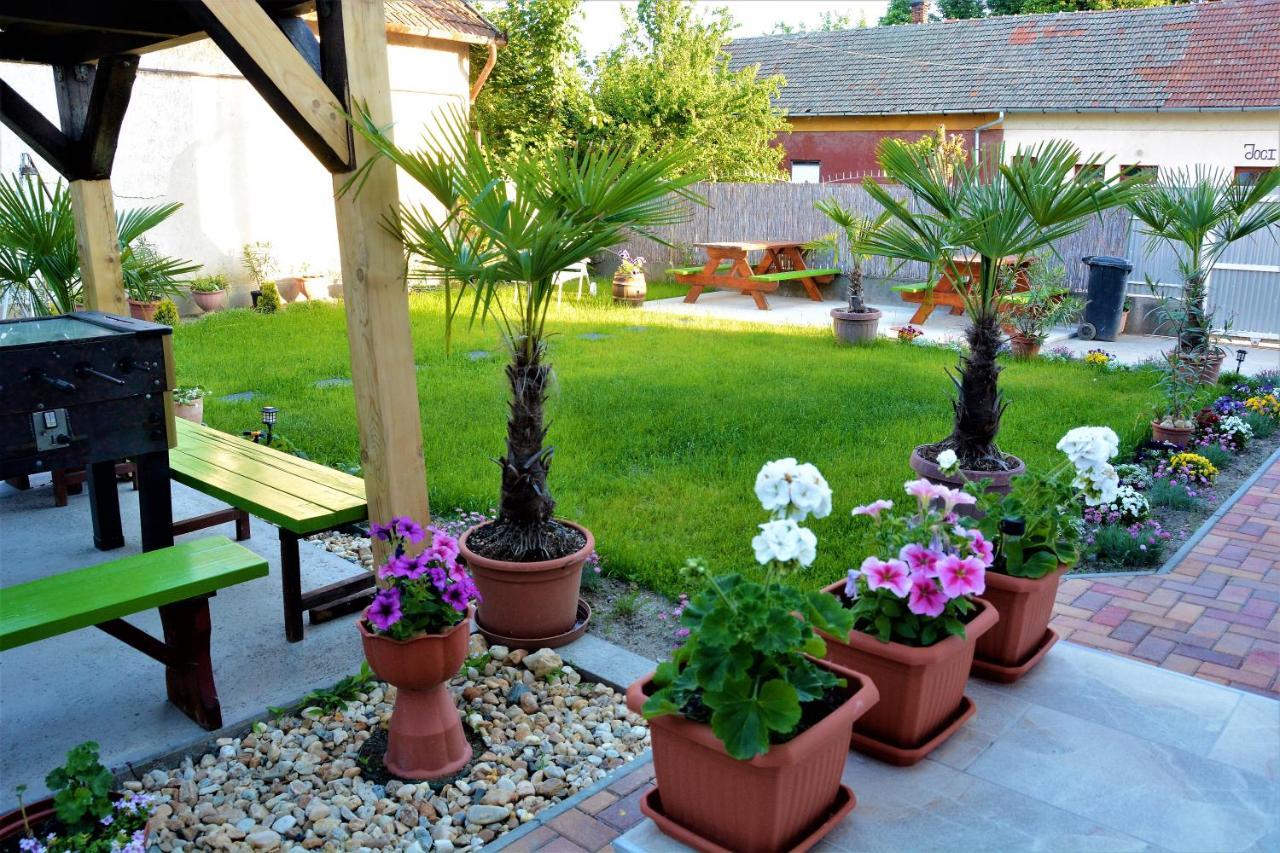 Unicum Vendégház Abádszalók Exterior foto